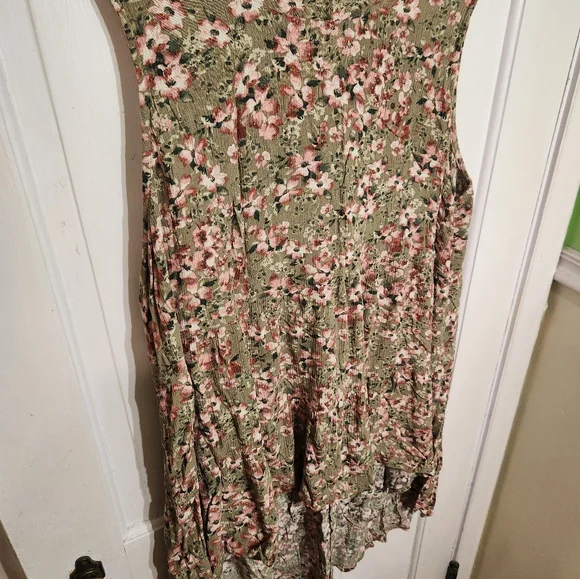 Maurices Floral Hi-low Tank Size 2X - Picture 3 of 7